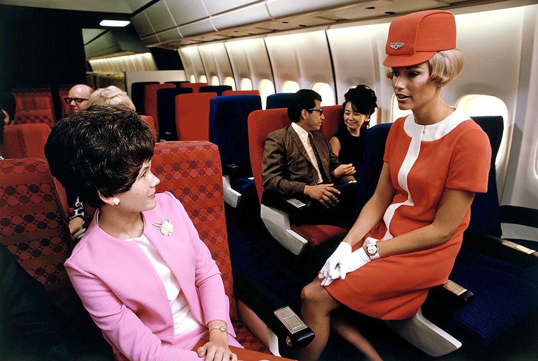 Стюардесса United Airlines в симуляторе кабины Douglas DC-10, 1968 г. Стюардесса United Airlines в симуляторе кабины Douglas DC-10