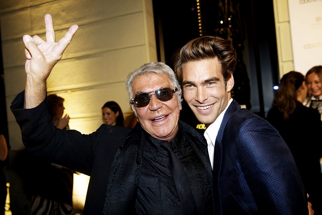 Роберто Кавалли, Джон Кортахарена в бутике Roberto Cavalli в Мадриде Роберто Кавалли, Джон Кортахарена в бутике Roberto Cavalli