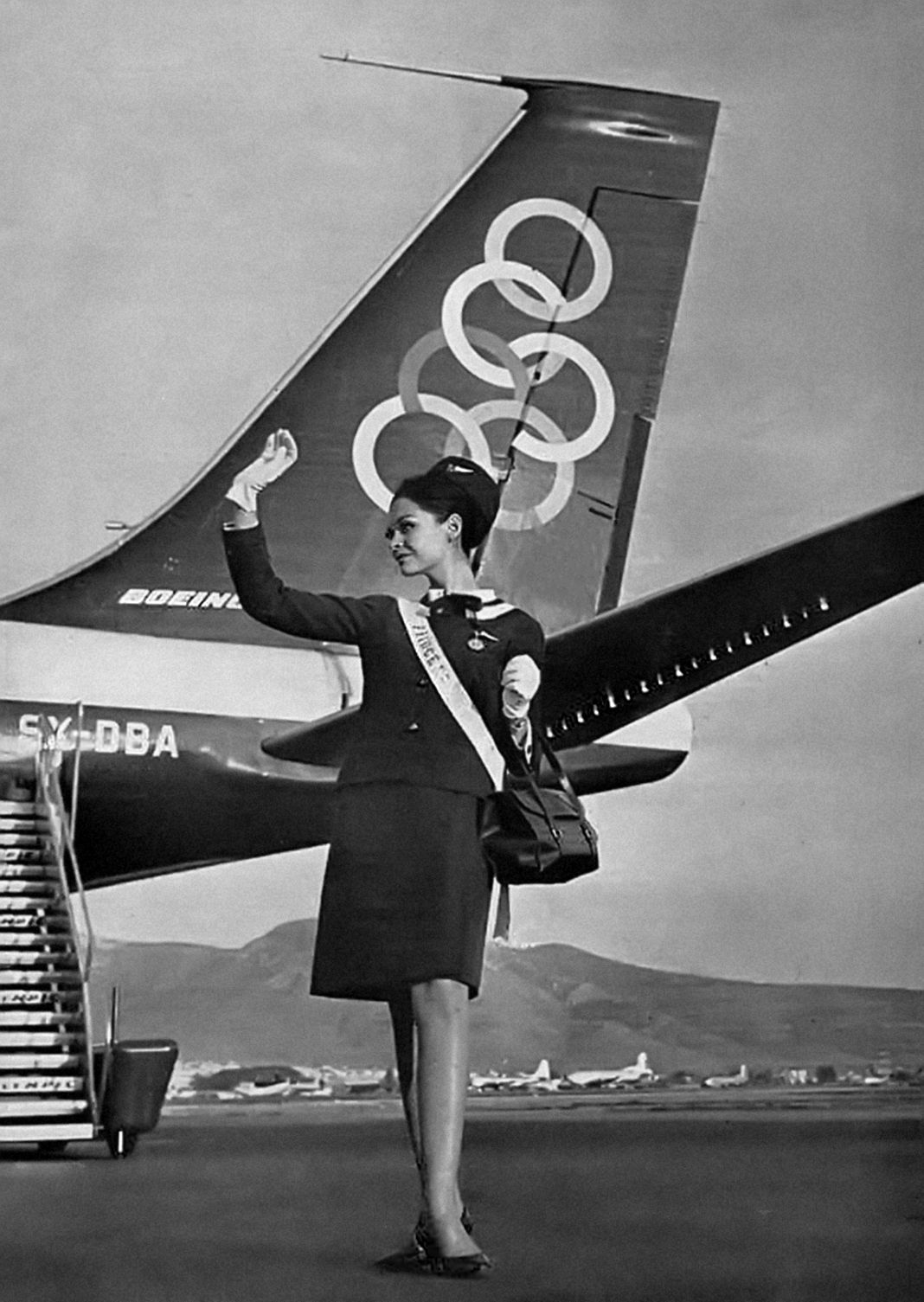 Стюардесса Olympik Airways в униформе Chanel Стюардесса Olympik Airways в Chanel