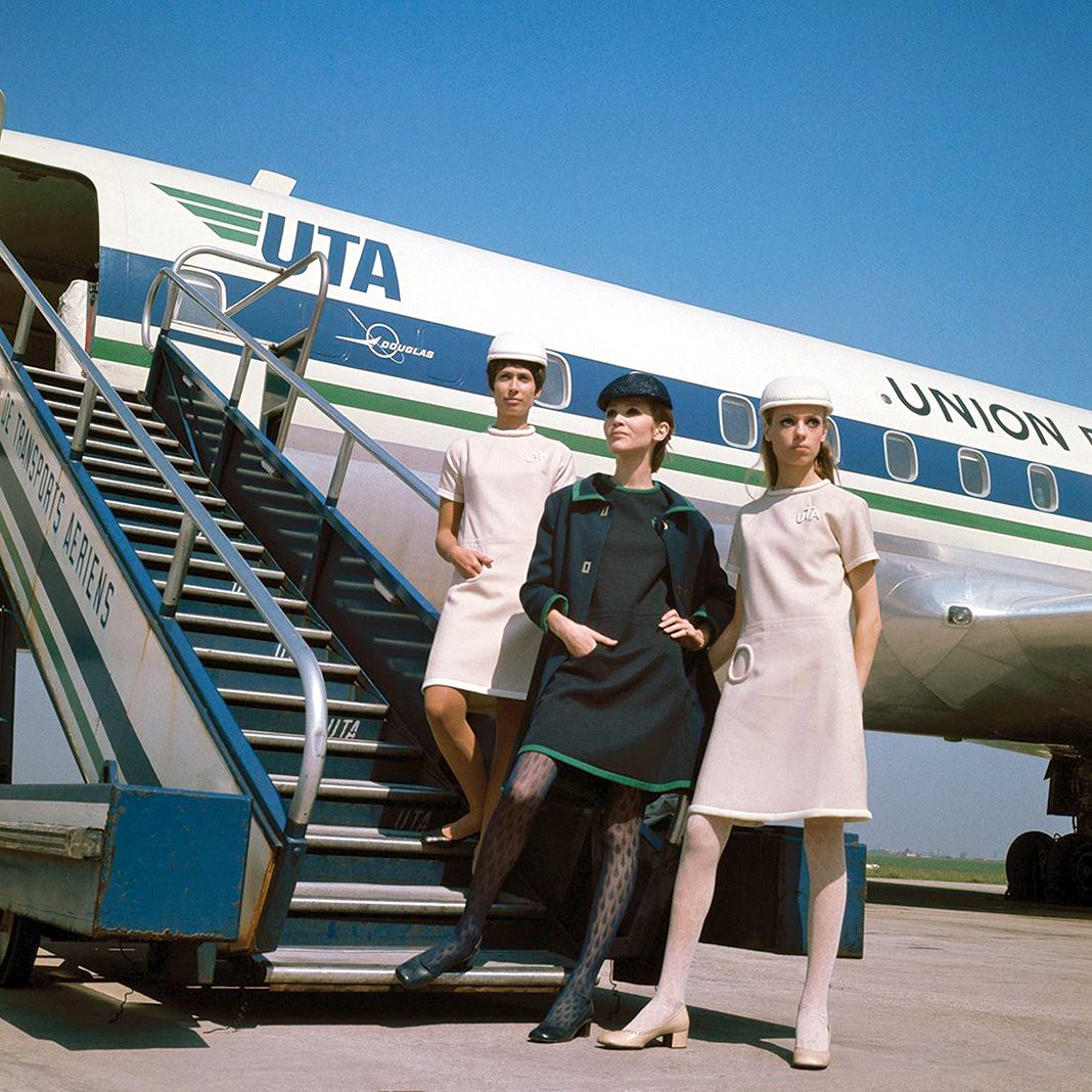 Стюардессы Union de Transports Aériens в форме, созданной Пьером Карденом, 1968 г. Стюардессы Union de Transports Aériens в форме, созданной Пьером Карденом