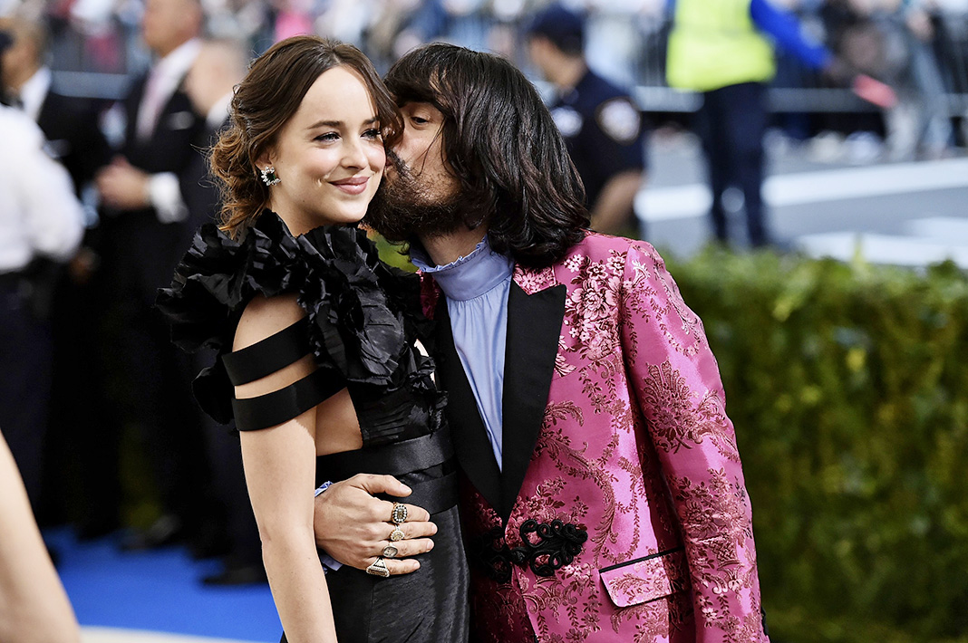 Дакота Джонсон, Алессандро Микеле на балу Института костюма Met Gala 2017: «Rei Kawakubo/Comme des Garcons: Art Of The In-Between» Дакота Джонсон, Алессандро Микеле на балу Института костюма Met Gala 2017