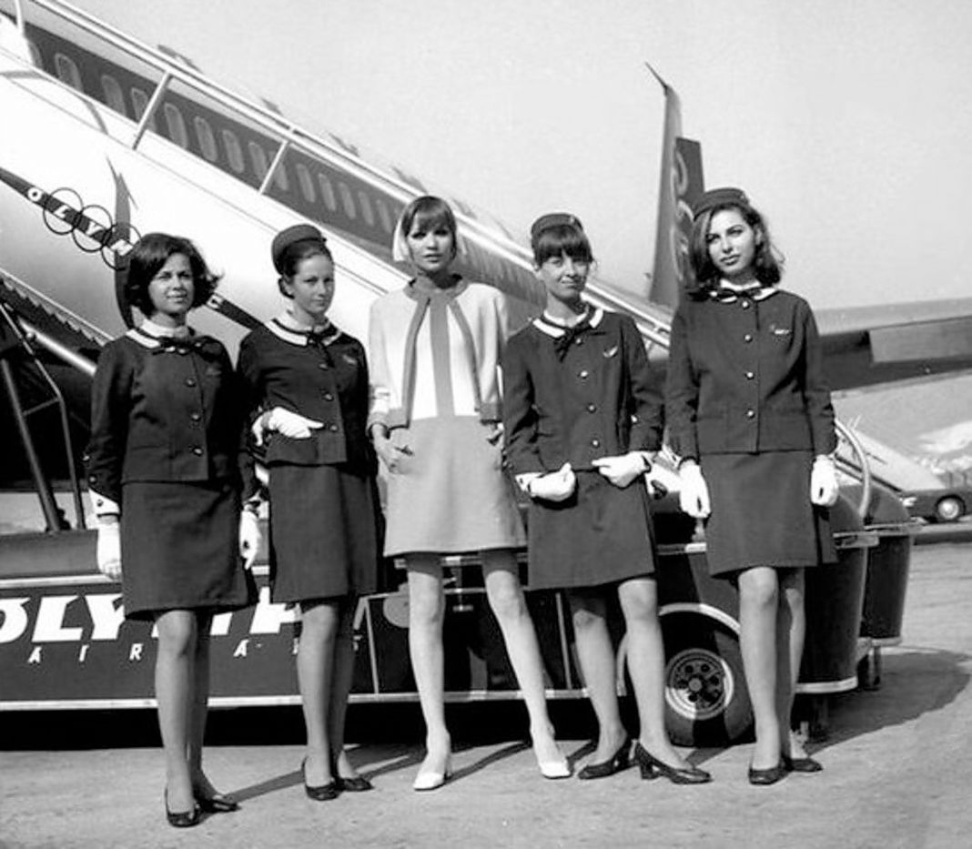 Стюардесса Olympic Airways в центре в униформе Pierre Cardin в окружении стюардесс в униформе Chanel, 1970 г. Стюардесса Olympic Airways в центре в униформе Pierre Cardin в окружении стюардесс в униформе Chanel