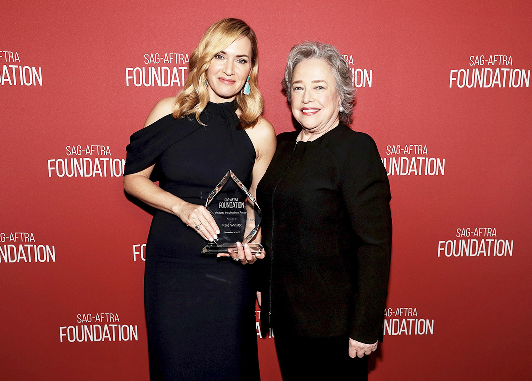 Кейт Уинслет, Кэти Бейтс на церемонии вручения премии SAG-AFTRA Foundation Patron of the Artists Awards 2017 в Беверли-Хиллз Кейт Уинслет, Кэти Бейтс на церемонии вручения премии SAG-AFTRA Foundation Patron of the Artists Awards 2017