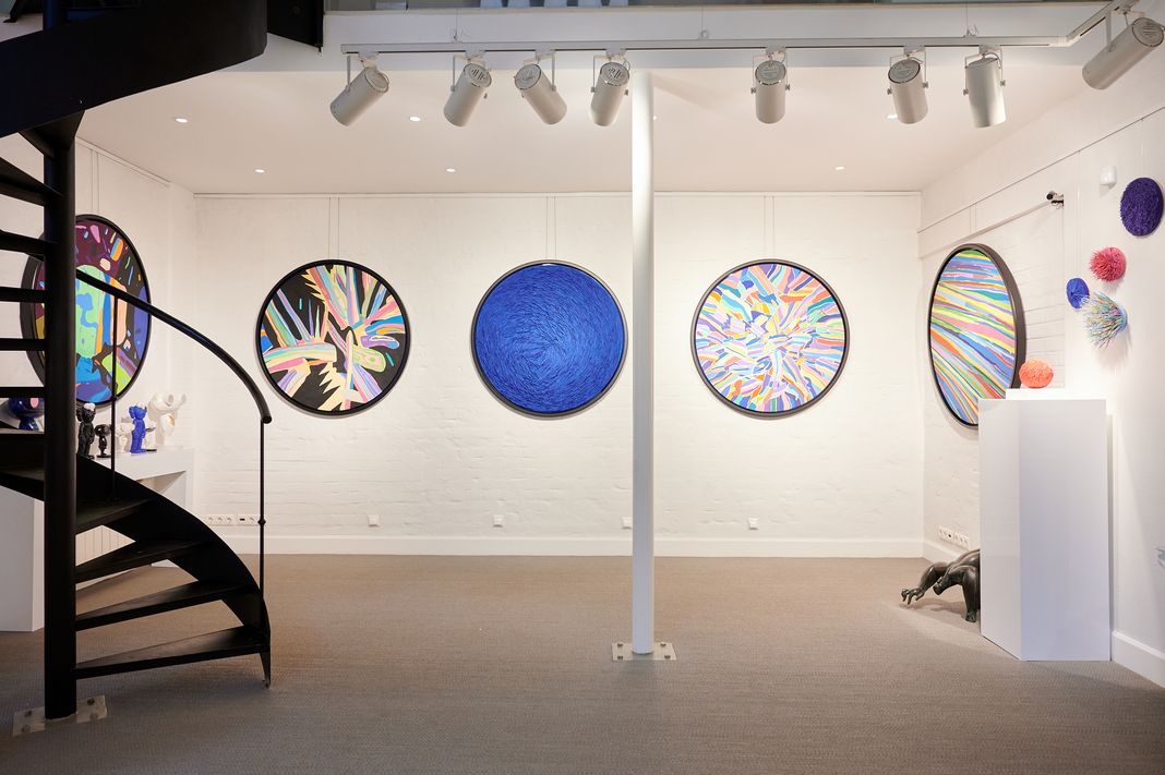 Экспозиция выставки Глеба Скубачевского «Неуловимые миры» в Askeri Gallery