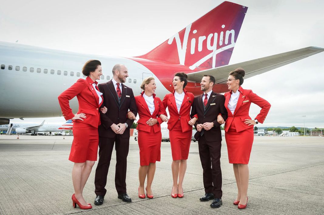 Стюардессы Virgin Atlantic Стюардессы Virgin Atlantic в форме, созданной Вивьен Вествуд
