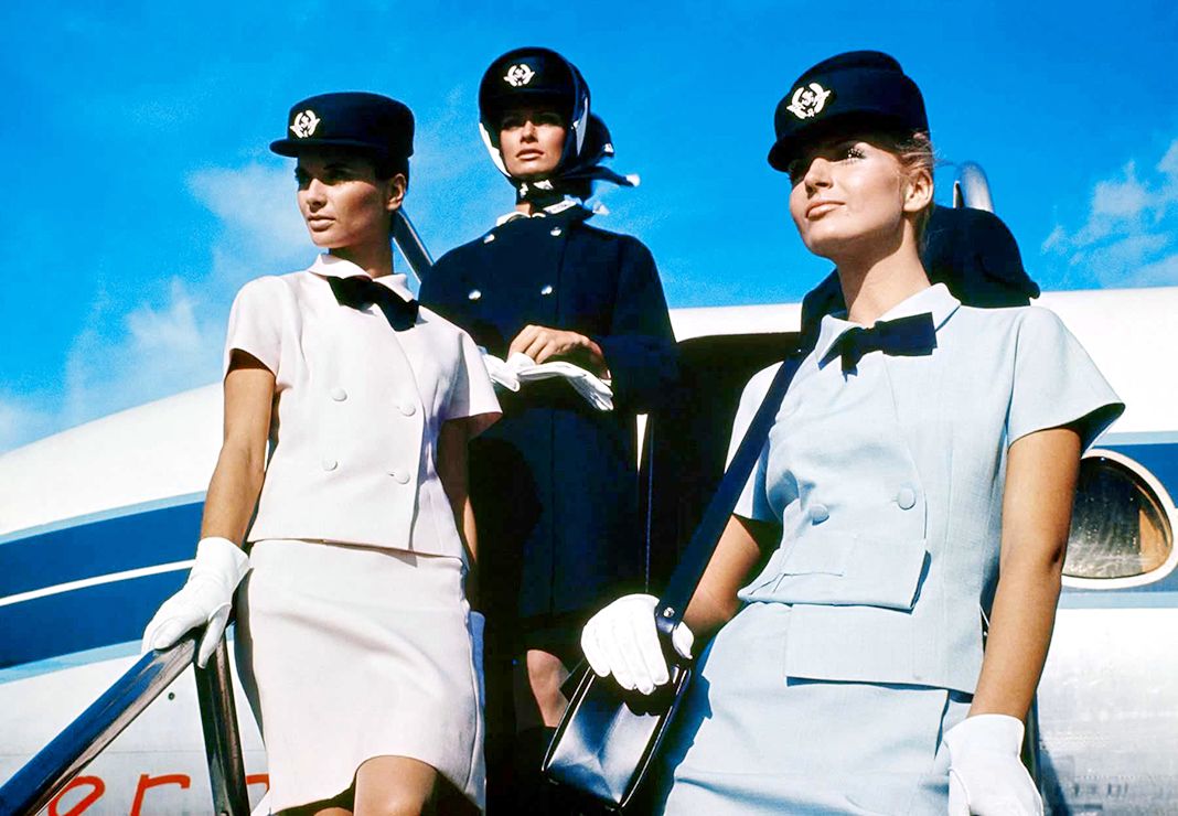 Стюардессы в униформе Air France, созданной Кристобалем Баленсиагой, 1969 г. Стюардессы в униформе Air France, созданной Кристобалем Баленсиагой