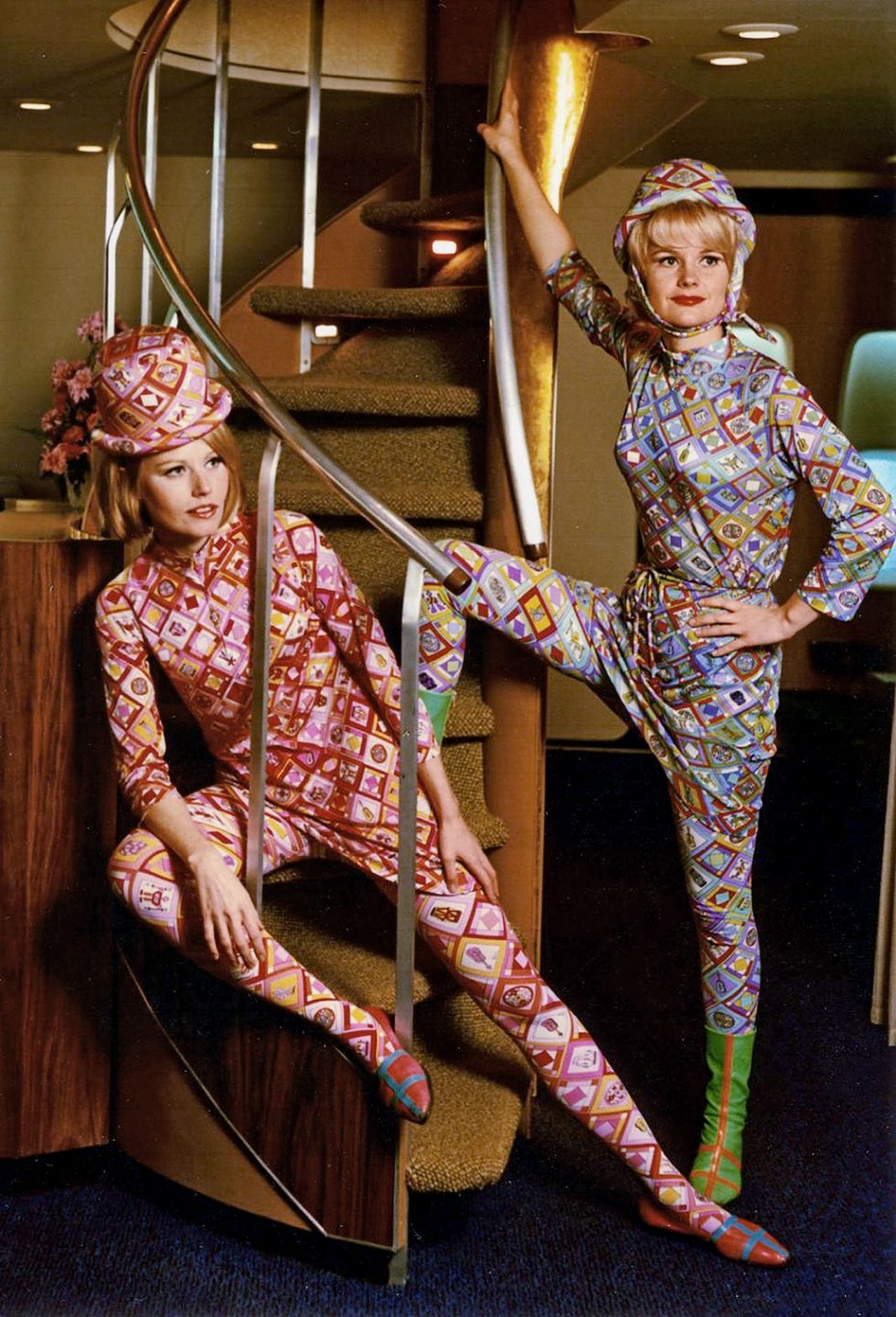 Стюардессы Braniff International Airways, униформа работы Эмилио Пуччи, 1966-1968 г. Стюардессы Braniff International Airways, униформа работы Эмилио Пуччи
