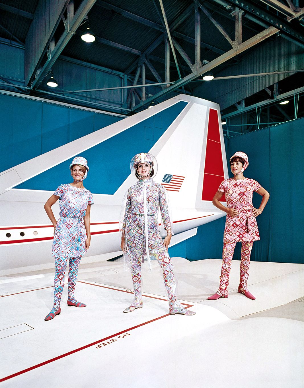 Еще одна униформа Braniff, созданная в сотрудничестве с Эмилио Пуччи, 1966 г. Еще одна униформа Braniff, созданная в сотрудничестве с Эмилио Пуччи