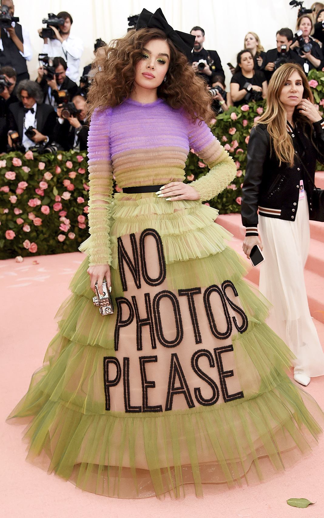 Хейли Стайнфелд на балу Института костюма The 2019 Met Gala Celebrating Camp: Notes on Fashion в Нью-Йорке, 6 мая 2019 г.