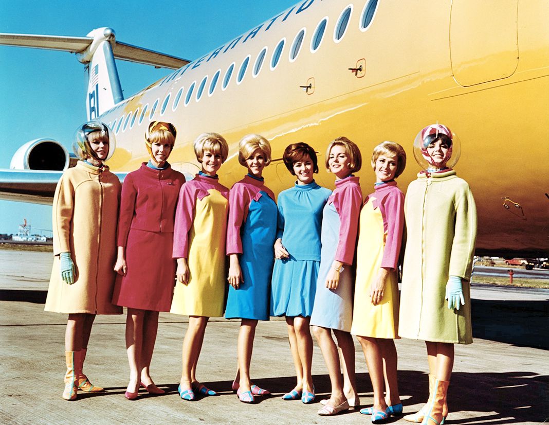 Стюардессы американских международных авиалиний Braniff в форме, созданной дизайнером Эмилио Пуччи, 1965 г. Стюардессы американских международных авиалиний Braniff в форме, созданной дизайнером Эмилио Пуччи