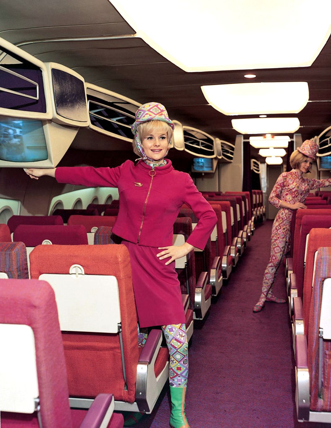 Стюардесса Braniff International Airways в униформе, разработанной Эмилио Пуччи в 1966 г. Стюардесса Braniff International Airways в униформе, разработанной Эмилио Пуччи
