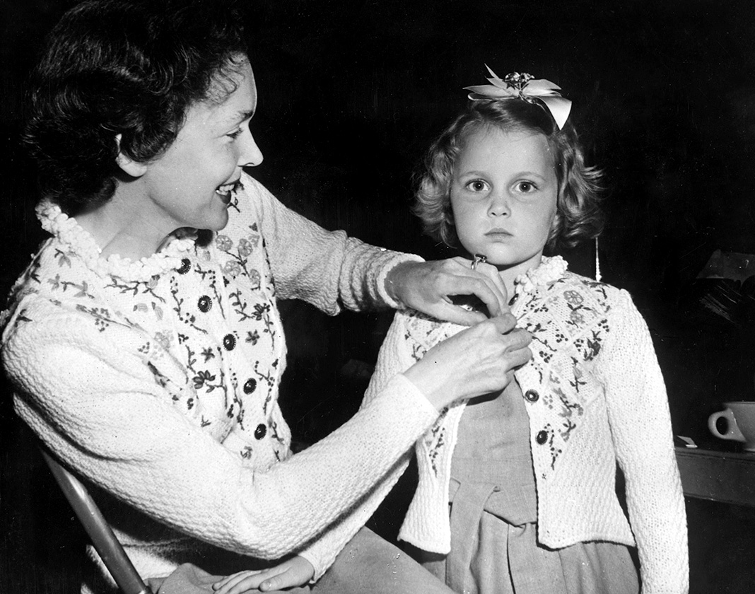 Миа Фэрроу в детстве с мамой Морин О'Салливан, примерно 1950 г. В детстве с мамой Морин О'Салливан, примерно 1950 г.