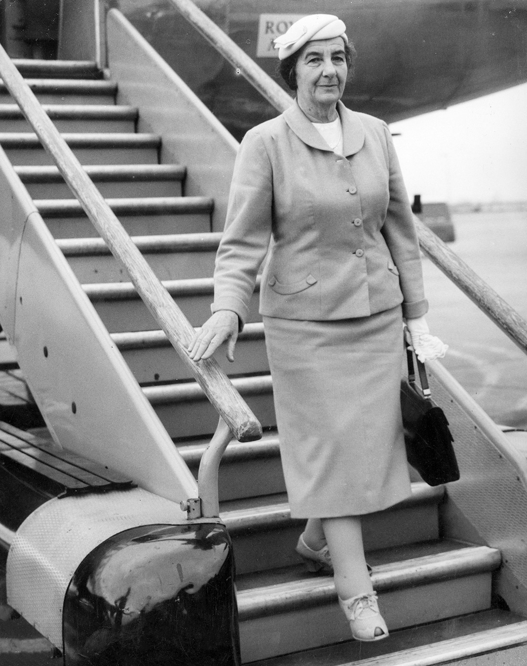 Голда Меир прибывает в лондонский аэропорт, 11 августа 1958 г. Голда Меир прибывает в лондонский аэропорт