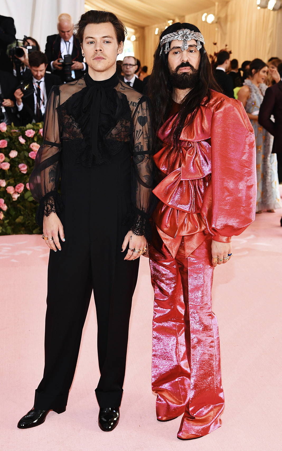 Гарри Стайлс, Алессандро Микеле на балу Института костюма Met Gala 2019: «Camp: Notes On Fashion» в Нью-Йорке, 6 мая 2019 г.