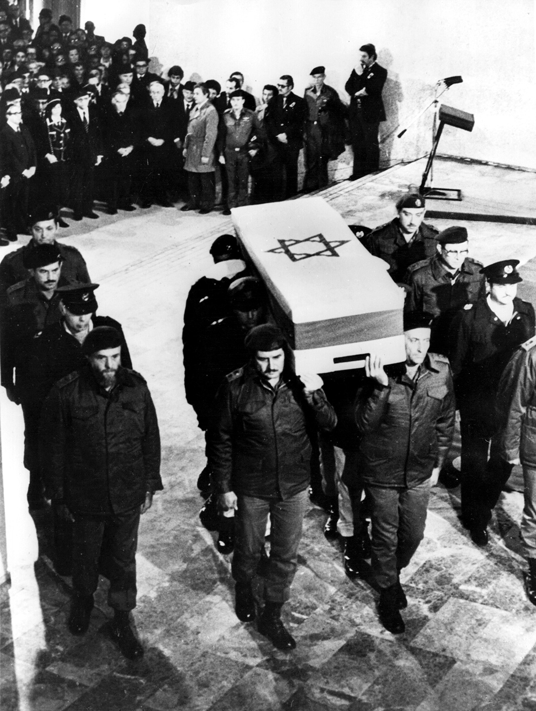 Похороны бывшего премьер-министра Израиля Голды Меир в Иерусалиме, 16 декабря 1979 г. Похороны бывшего премьер-министра Израиля Голды Меир в Иерусалиме