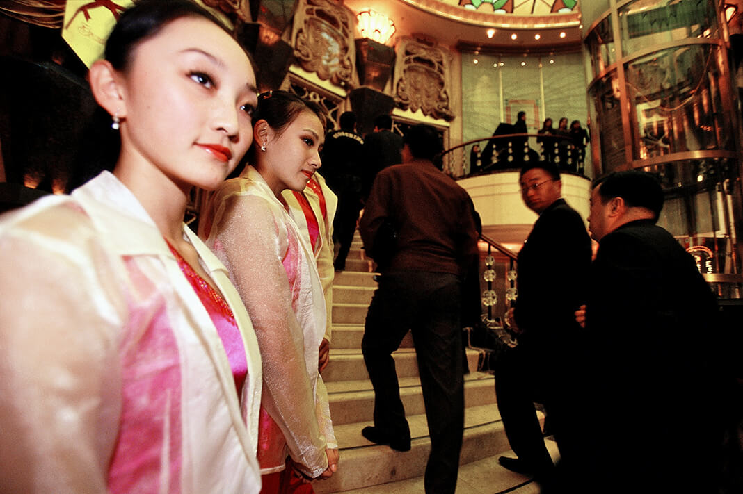 Открытие The Forbidden Palace, одного из крупнейших, самых шикарных караоке-баров и развлекательных комплексов в Китае, Пекин, 23 ноября 2004 г. Открытие The Forbidden Palace, Пекин, 23 ноября 2004 г.