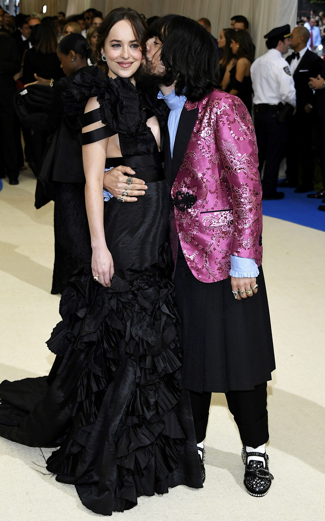 Дакота Джонсон, Алессандро Микеле на балу Института костюма Met Gala 2017: «Rei Kawakubo/Comme des Garcons: Art Of The In-Between» в Нью-Йорке, 1 мая 2017 г.