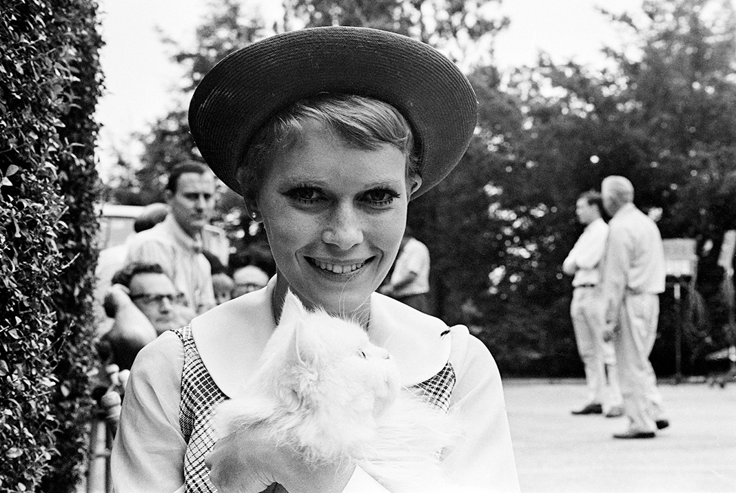 Миа Фэрроу на съемках фильма Романа Полански «Ребенок Розмари», 1967 г. Миа Фэрроу на съемках фильма Романа Полански «Ребенок Розмари»
