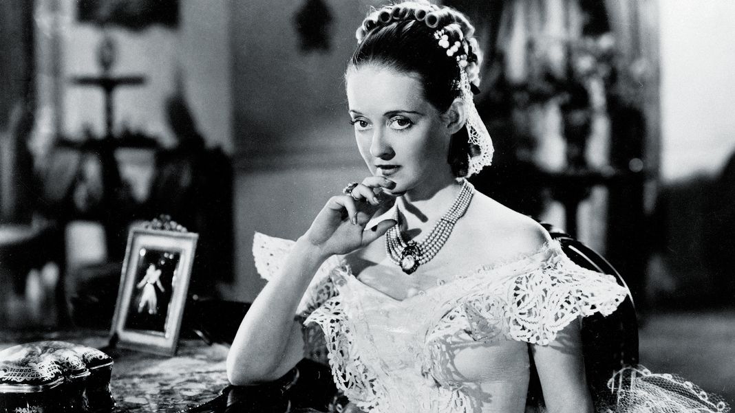 В роли Джули Марсден фильма «Иезавель» (1938) В роли Джули Марсден фильма «Иезавель»
