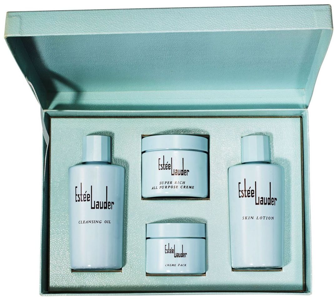Первые баночки с косметическими средствами Estee Lauder