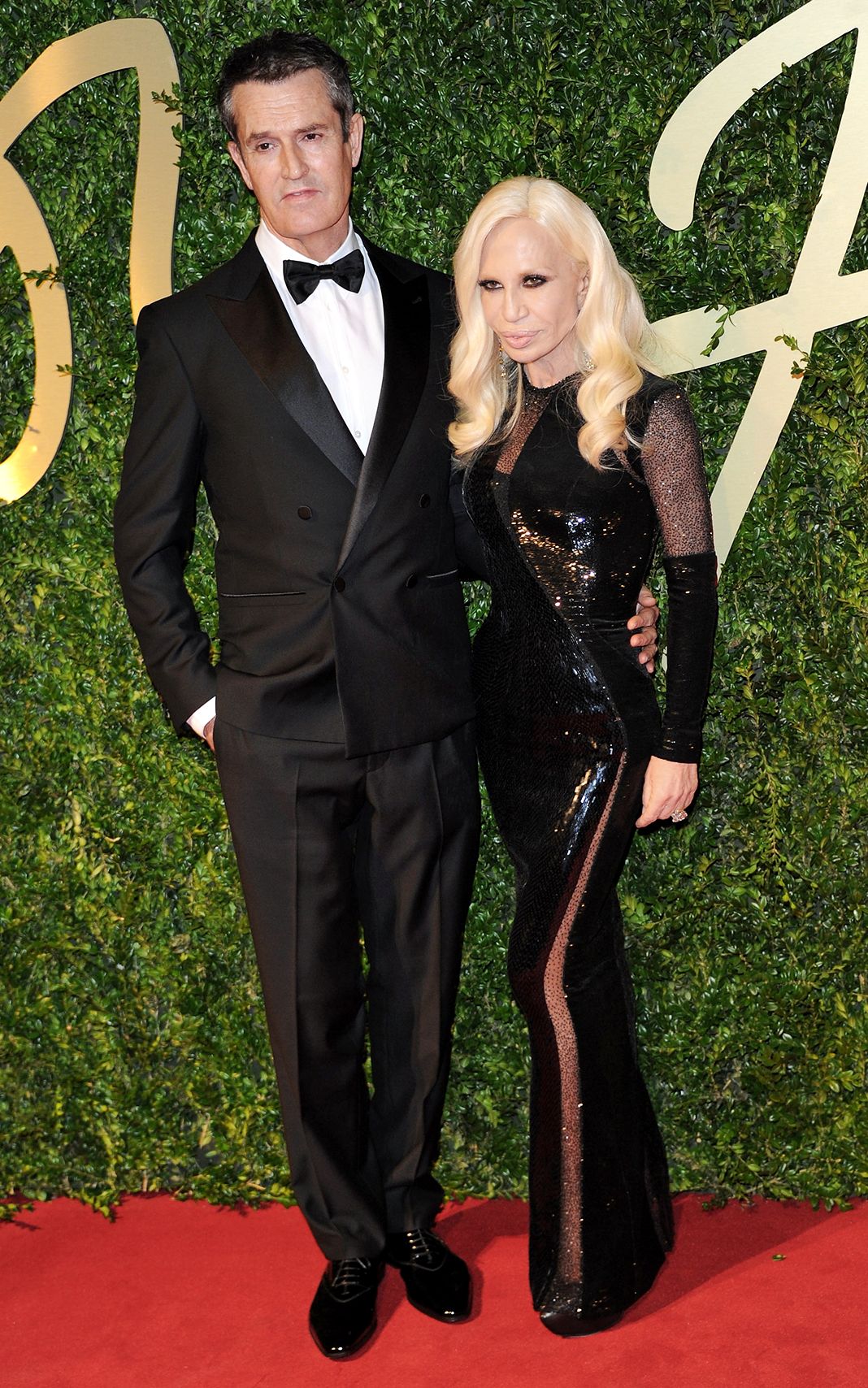Руперт Эверетт и Донателла Версаче на церемонии вручения награды British Fashion Awards 2013, 2 декабря 2013 года в Лондоне.