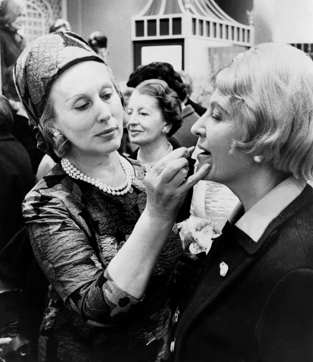 Эсте Лаудер с ярким принтом от Yves Saint Laurent, использует более темный оттенок помады.