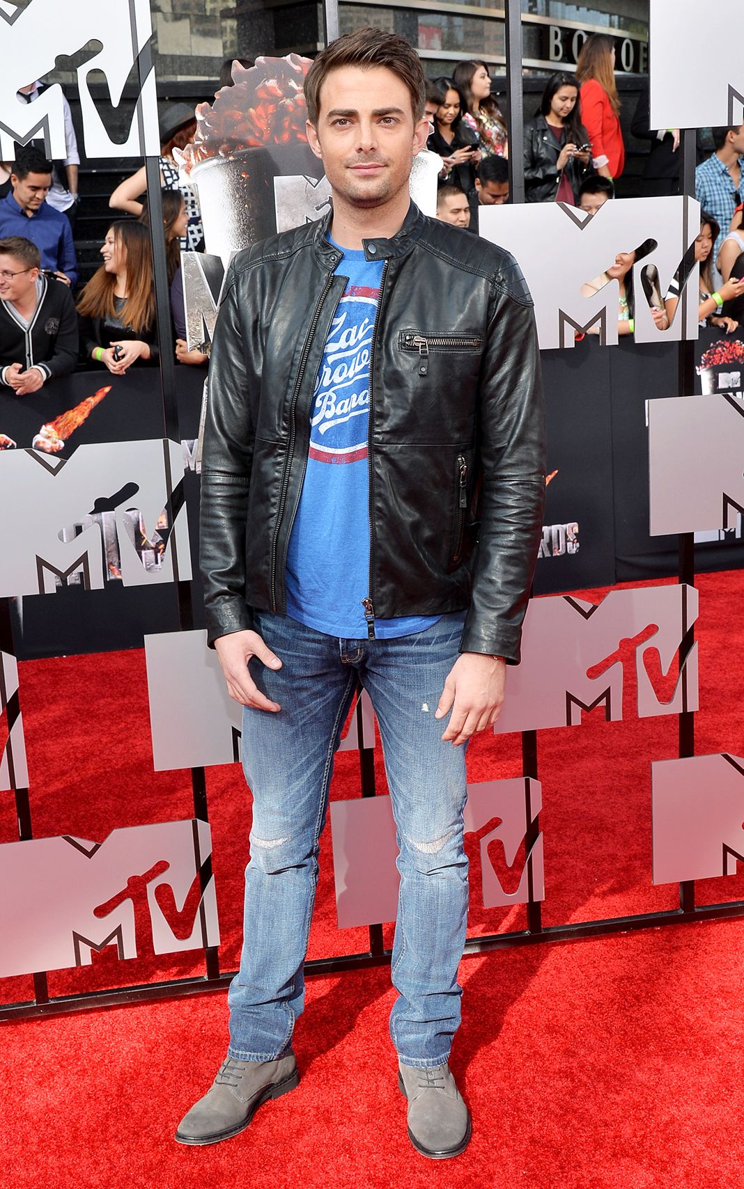 Джонатан Беннетт на церемонии вручения премии MTV Movie Awards 2014, 13 апреля 2014 года в Лос-Анджелесе. Джонатан Беннетт на церемонии вручения премии MTV Movie Awards 2014, 13 апреля 2014 года в Лос-Анджелесе.