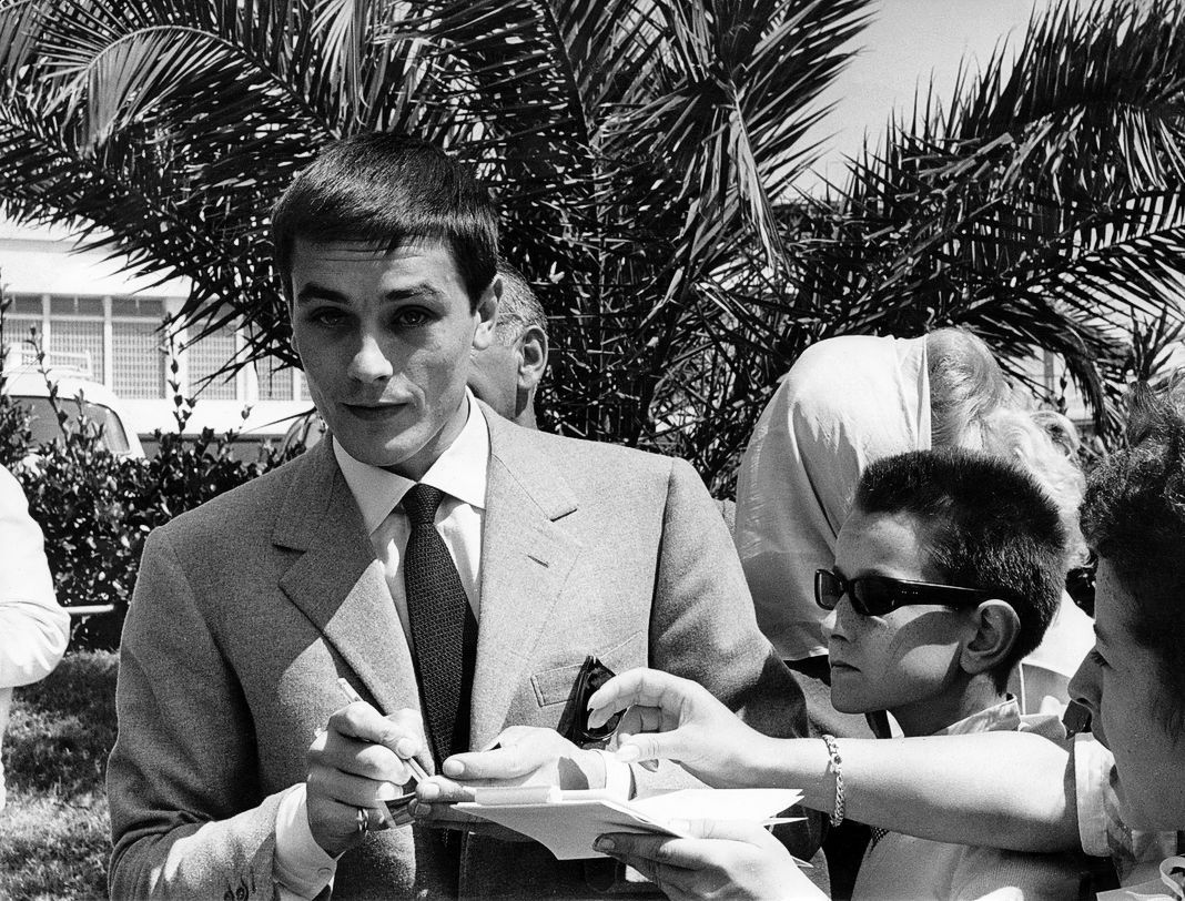 Ален Делон раздает автографы в Каннах, 11 мая 1961 г. Ален Делон раздает автографы в Каннах