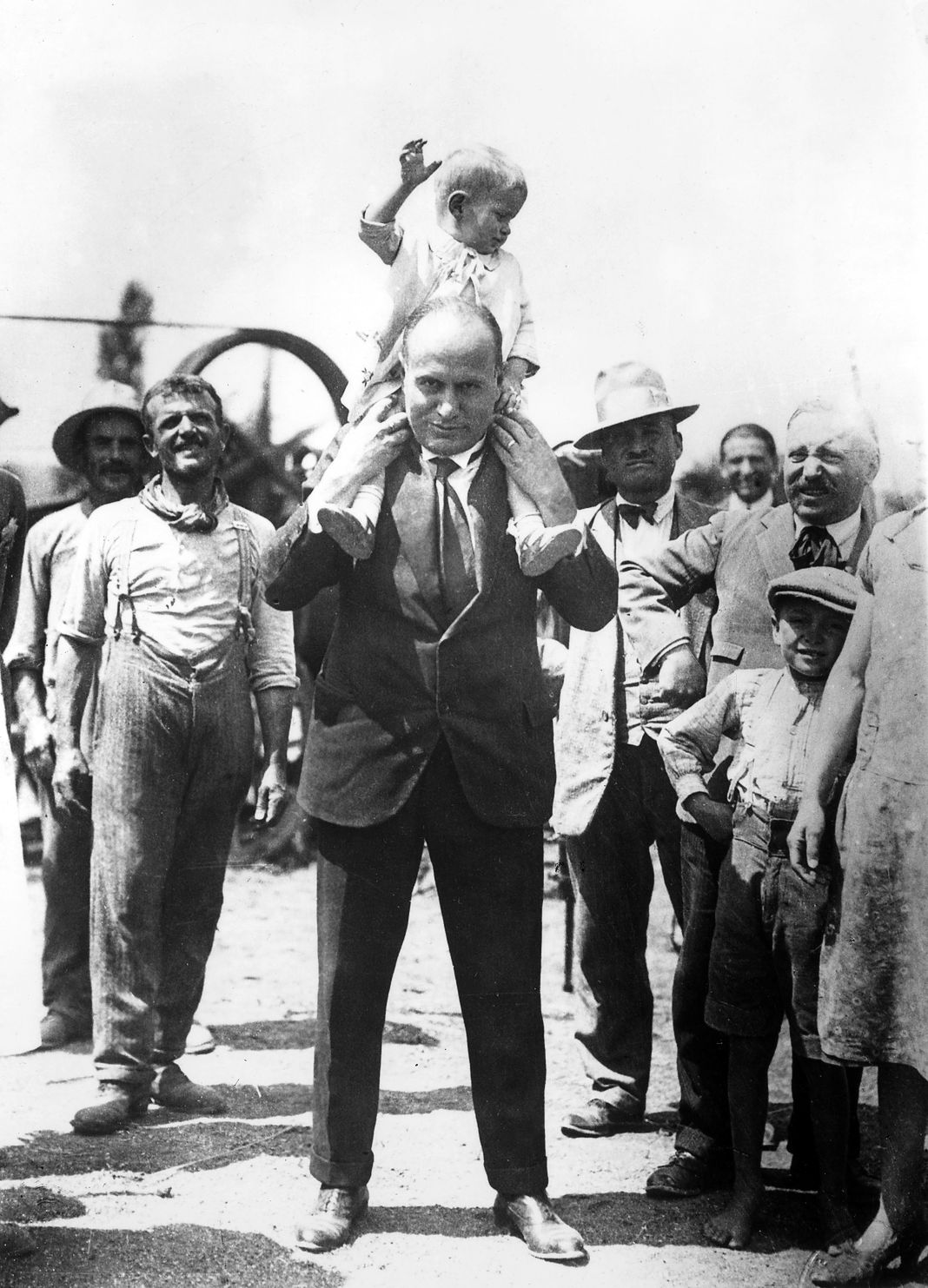 Итальянский диктатор Бенито Муссолини (1883-1945) со своим младшим сыном Романо на плечах. Итальянский диктатор Бенито Муссолини со своим младшим сыном Романо.