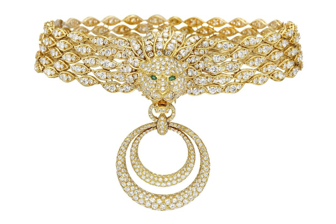 Van Cleef & Arpels, чокер-трансформер Barquerolles из золота и бриллиантов с львиной головой в центре. Чокер можно превратить в два браслета Van Cleef & Arpels, чокер-трансформер Barquerolles