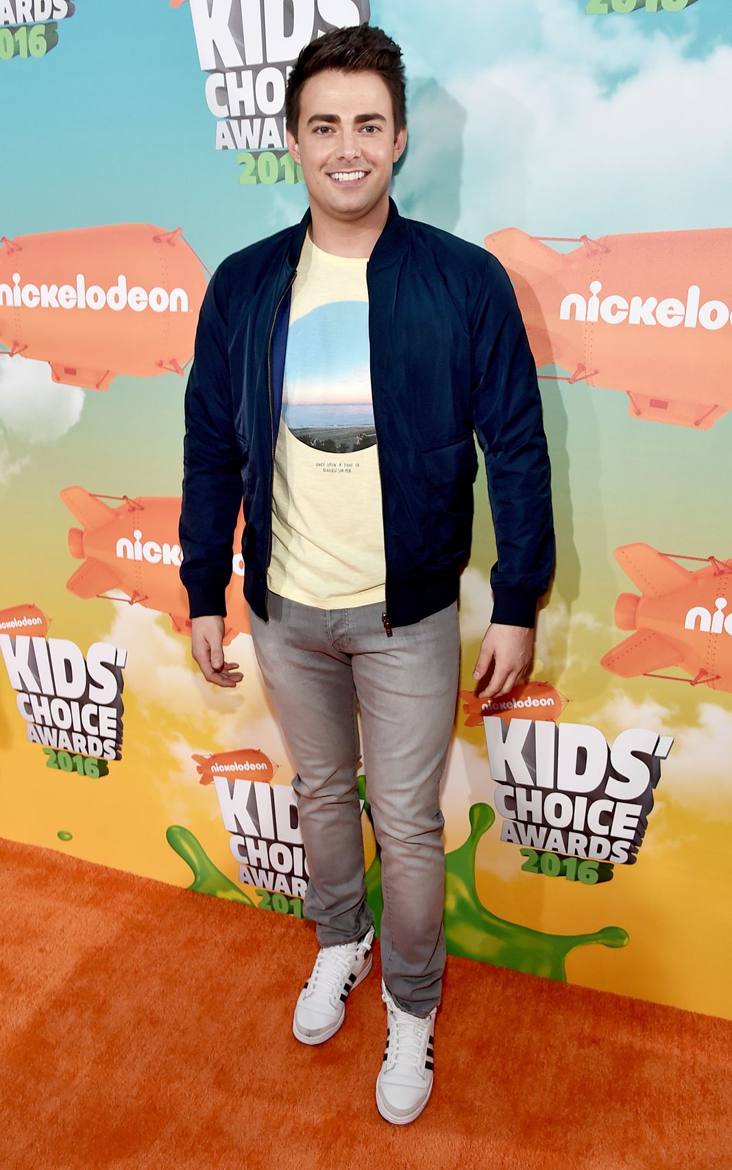 Джонатан Беннетт на церемонии вручения награды Kids 'Choice Awards 2016, 12 марта 2016 года в Инглвуде. Джонатан Беннетт на церемонии вручения награды Kids 'Choice Awards 2016, 12 марта 2016 года в Инглвуде.