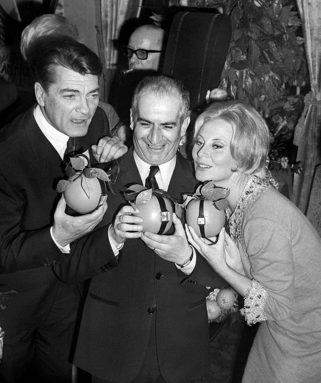 В 1965 году три великих деятеля французского кино Жан Марэ, Луи де Фюнес и Мишель Морган позируют со призами. В 1965 году три великих деятеля французского кино Жан Маре, Луи де Фюнес и Мишель Морган.