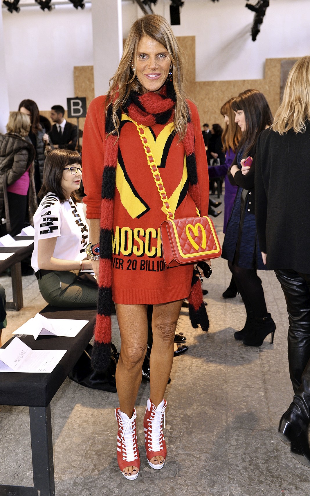 Анна Делло Руссо принимает участие в показе Sportmax, 21 февраля 2014 года в Милане.
