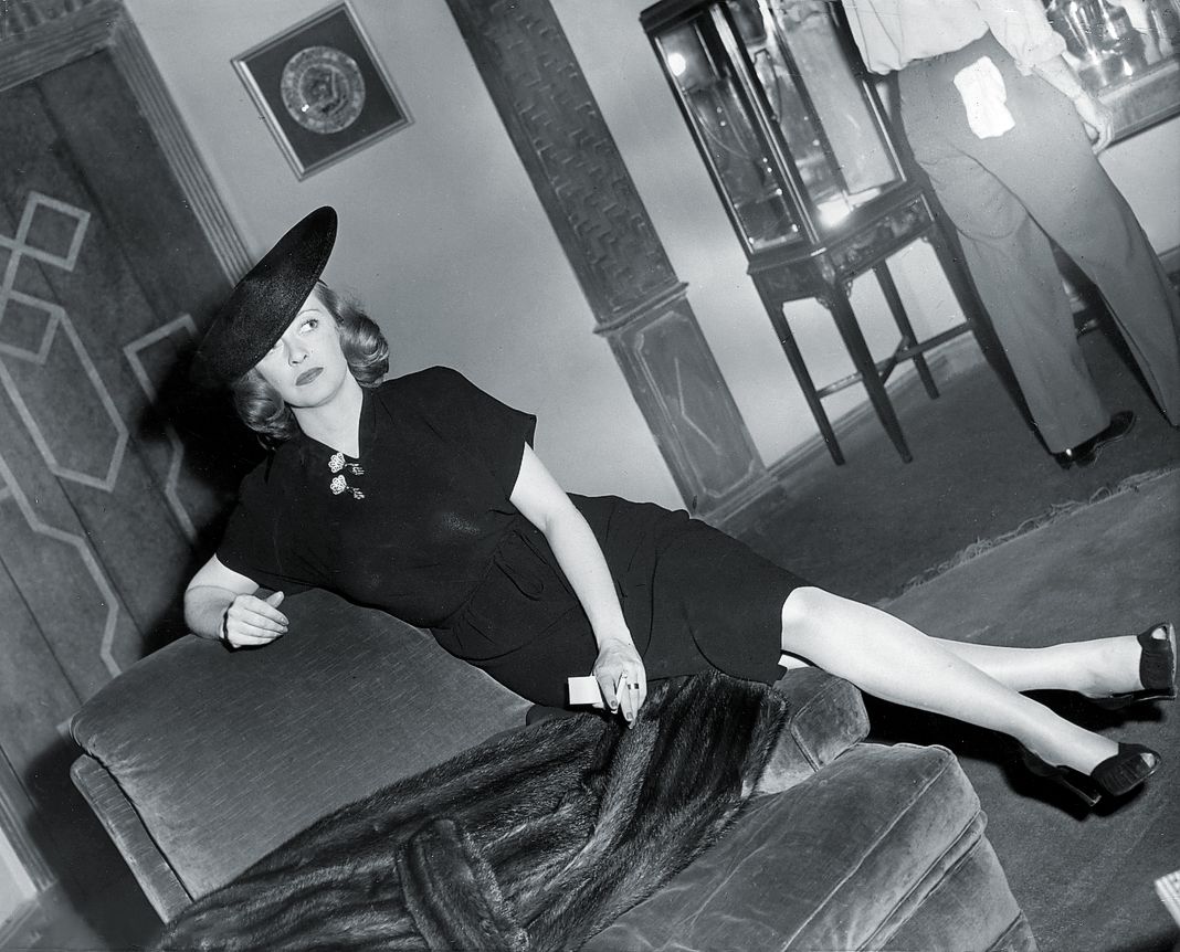 Королева экрана Бетт Дэвис (1908–1989) во время съемок фильма «Украденная жизнь», римейка одноименного фильма 1939 года. Королева экрана Бетт Дэвис (1908–1989) во время съемок фильма «Украденная жизнь».