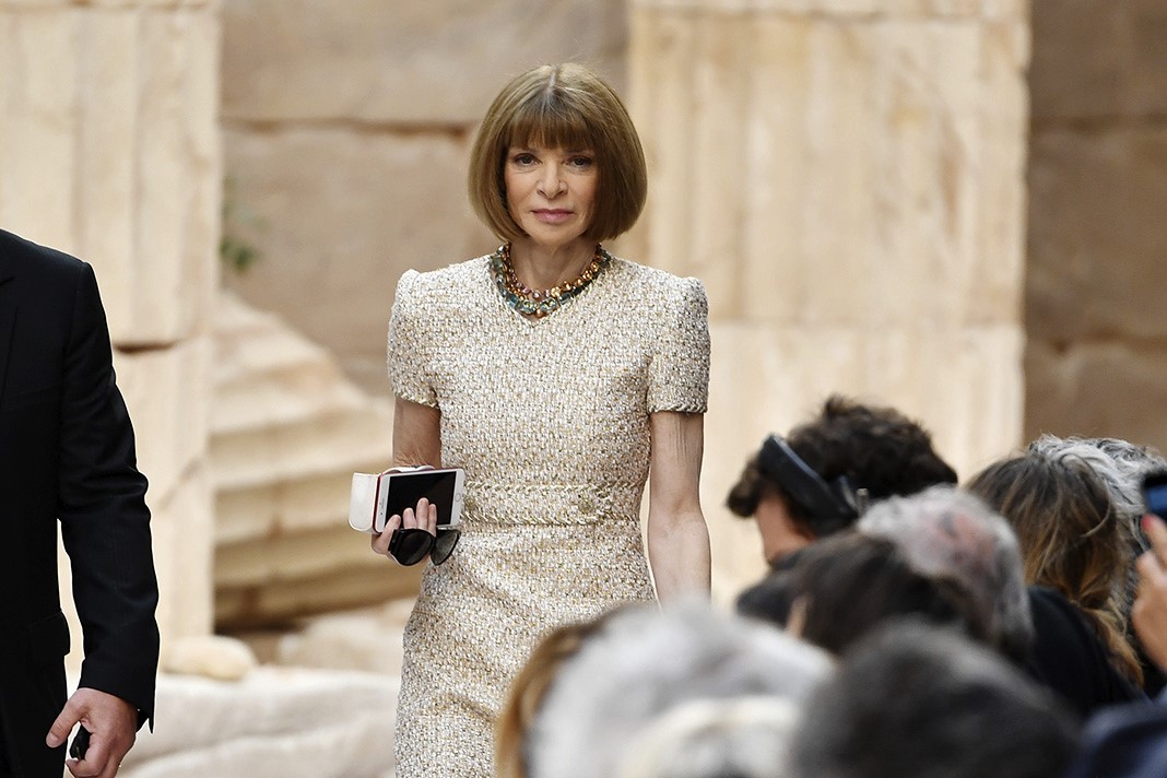 Анна Винтур на показе Chanel Cruise, 3 мая 2017 года в Париже. На показе Chanel Cruise.