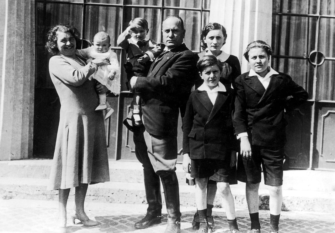 Итальянский диктатор Бенито Муссолини (1883-1945) с женой Рашель Гуиди и их пятью детьми, Эддой, Витторио, Бруно, Романо и Анной Марией. Итальянский диктатор Бенито Муссолини с женой Рашель Гуиди и их пятью детьми.