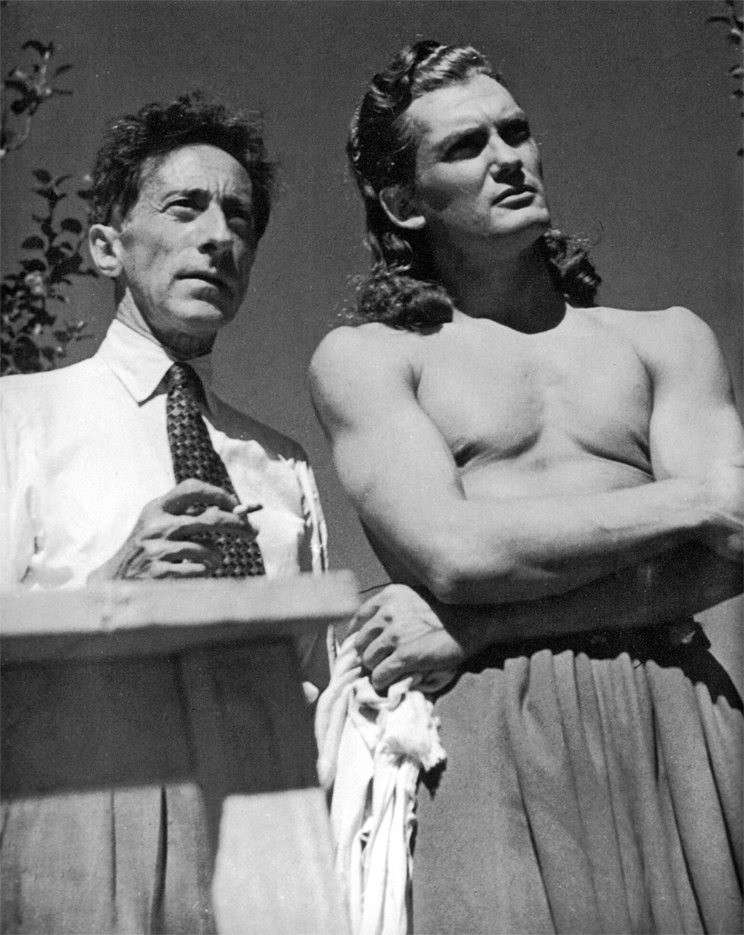 Жан Кокто и Жан Маре на съемках фильма «Красавица и чудовище», 1946 год. Жан Кокто и Жан Маре на съемках фильма «Красавица и чудовище».