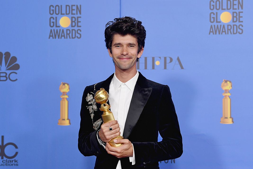 Лучшая роль актера второго плана в сериале, Бен Уишоу позирует с трофеем на 76-й премии «Золотой глобус» Лучшая роль актера второго плана в сериале, Бен Уишоу позирует с трофеем