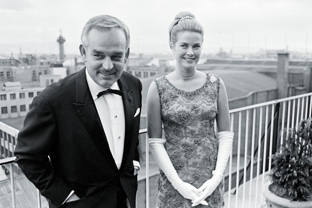 Ренье III, принц Монако (1923-2005) и принцесса Монако Грейс в платье от Givenchy на празднике Bal Petits Lits Blancs, 6 июля 1965 года. Ренье III, принц Монако и принцесса Монако Грейс в платье от Givenchy.