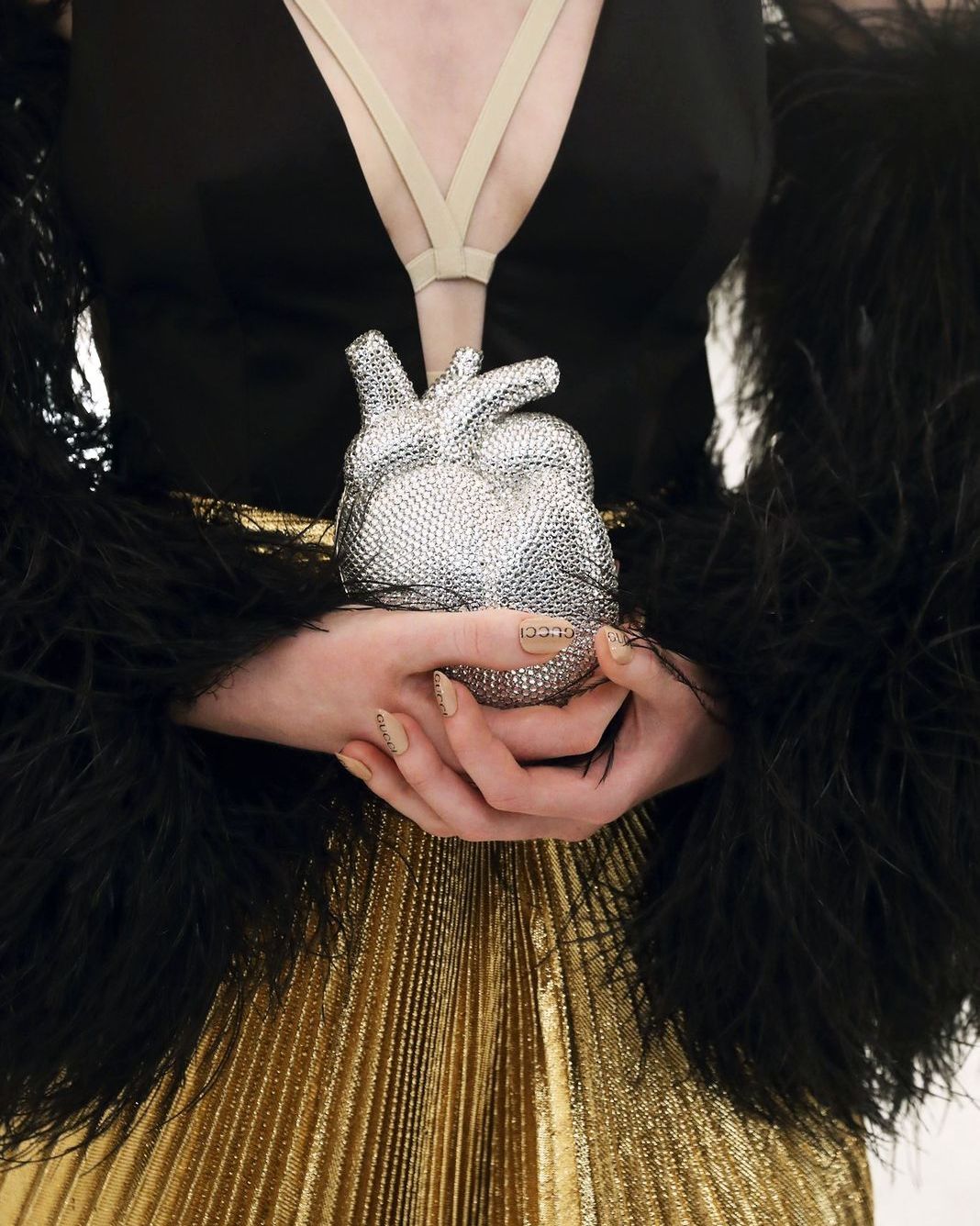 Детали шоу Gucci сезона осень/зима 2021 года look 2