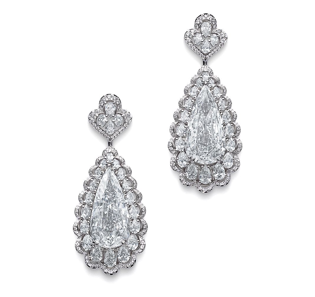 Chopard, серьги из 18-каратного сертифицированного Fairmined белого золота с парой грушевидных бриллиантов общим весом 18,05 карата в обрамлении бриллиантового паве (5,82 карата) из коллекции Red Carpet Chopard, серьги из коллекции Red Carpet