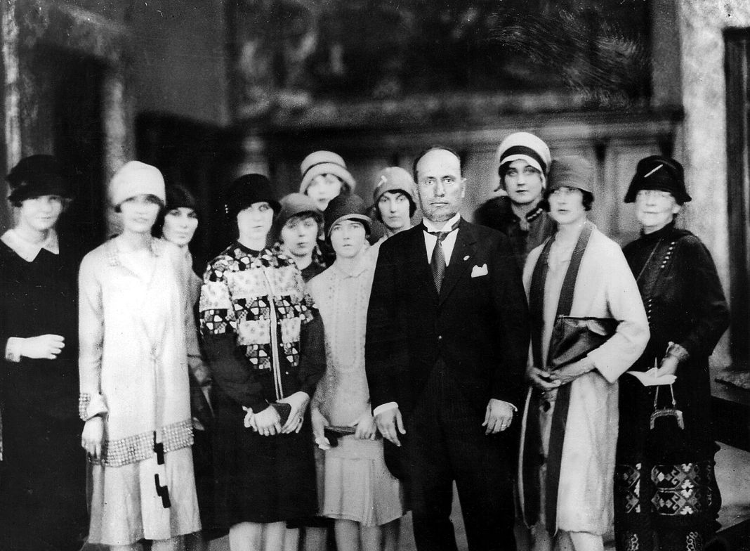 Итальянский диктатор Бенито Муссолини (1883–1945) с представительной группой ведущих итальянских портних. Итальянский диктатор с представительной группой ведущих итальянских портних.