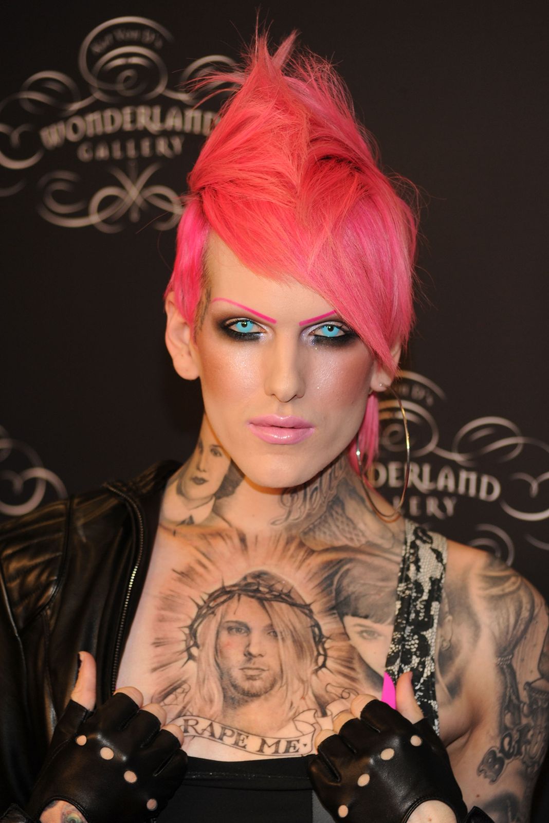 Модель прибывает на открытие галереи Kat Von D's Wonderland