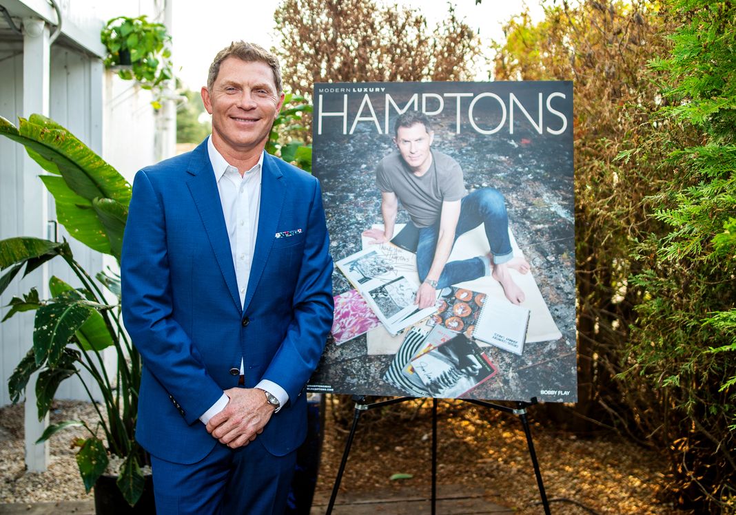 Бобби Флей на обложке журнала Hamptons, 19 июля 2019 г. Бобби Флей позирует рядом с обложкой журнала Hamptons