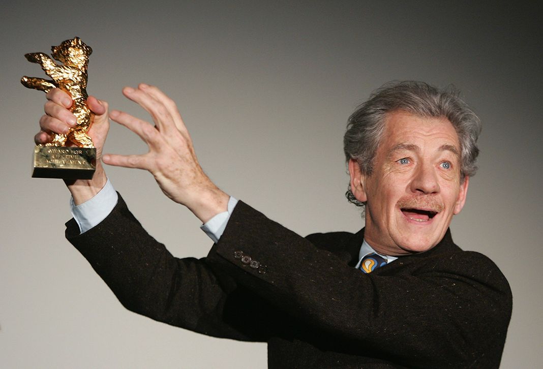 эн Маккеллен вручает премию «Золотой медведь», 11 февраля 2006 года в Берлине. Иэн Маккеллен вручает премию «Золотой медведь»