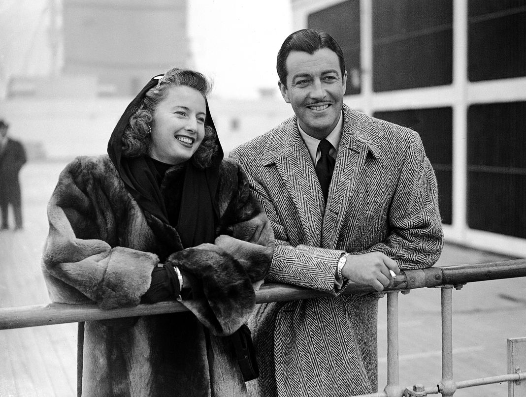Американская актриса Барбара Стэнвик (1907–1990) и ее муж, актер Роберт Тейлор (1911–1969), 10 февраля 1947 года. Американская актриса Барбара Стэнвик (1907–1990) и ее муж, актер Роберт Тейлор (1911–1969).