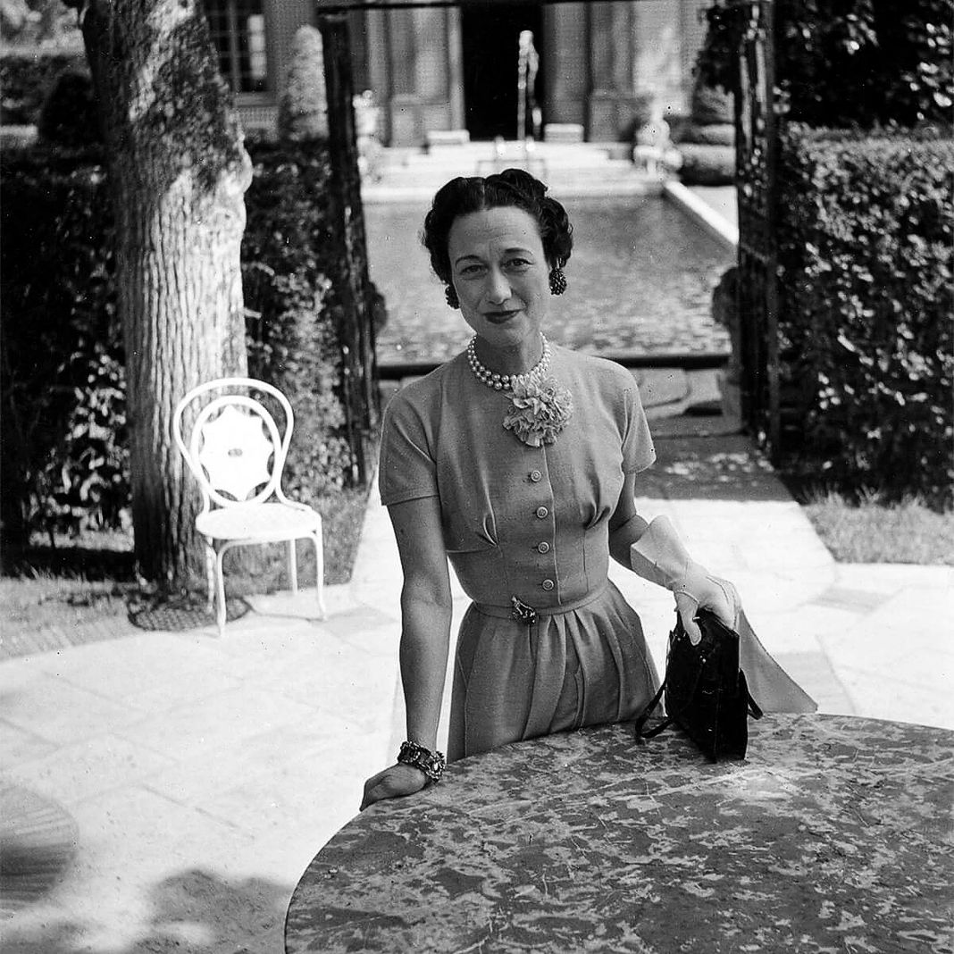 Герцогиня Виндзорская (Уоллис Симпсон) на вилле Трианон в Версале, 1949 г.; На Герцогине брошь Cartier «Пантера» Герцогиня Виндзорская (Уоллис Симпсон) на вилле Трианон в Версале, 1949 г