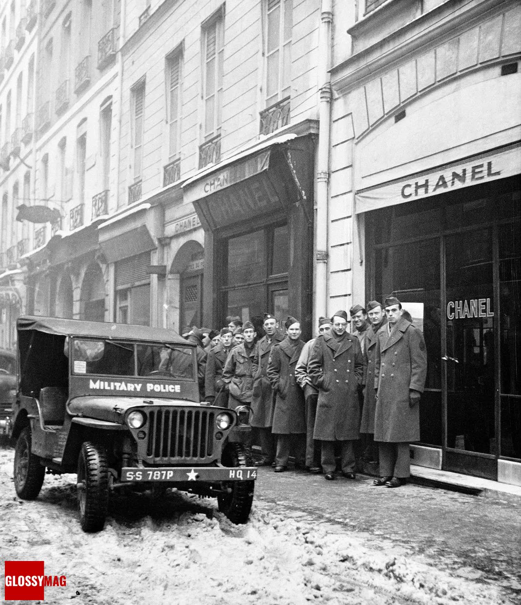 Американские солдаты стоят в очереди в бутик Chanel Американские солдаты стоят в очереди в бутик Chanel, 1944 г.