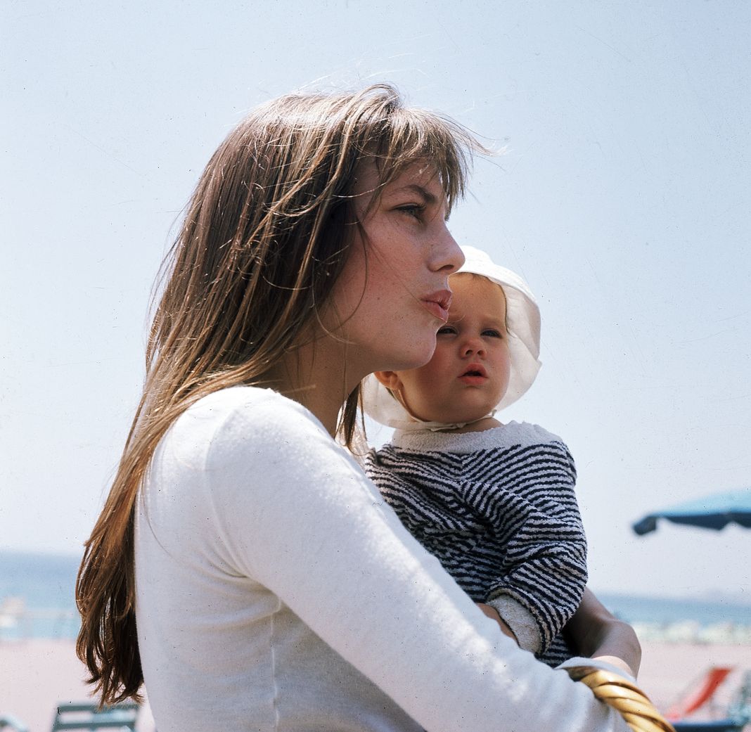 Киноактриса Джейн Биркин с дочерью Шарлоттой Генсбур, 1972 г. Киноактриса с дочерью Шарлоттой Генсбур, 1972 г.