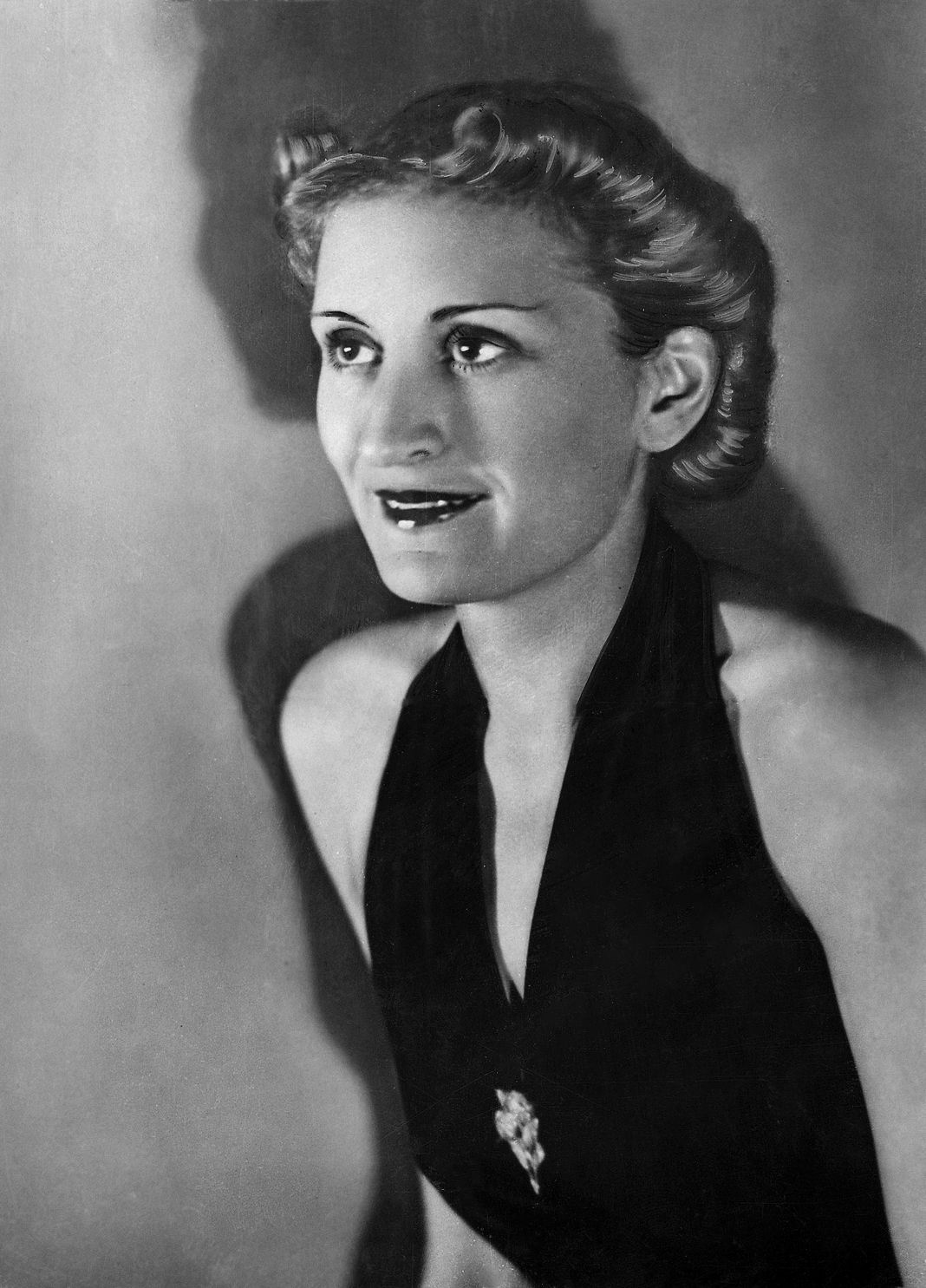 Эдда Муссолини (1910–1995), дочь итальянского фашистского диктатора Бенито Муссолини, около 1930 года. В 1930 году она вышла замуж за министра иностранных дел Италии Галеаццо Чиано. Эдда Муссолини дочь итальянского фашистского диктатора Бенито Муссолини, около 1930 года.